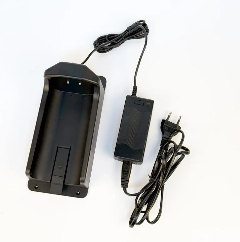 80edd3b0cca55a6fa33ed15d751c5114.webp Main product image of Leica DE100 – Ladegerät für Li-Ion-Akkus