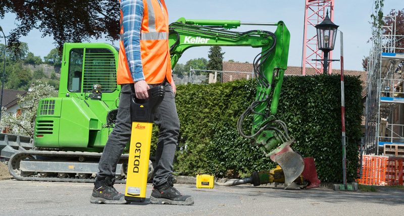 Operator z wykrywaczem Leica DD130 na placu robót. Materiał Leica Geosystems.