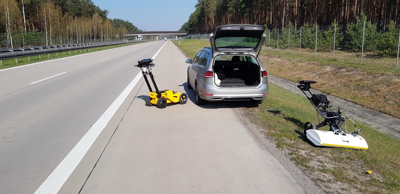 Gelbes Leica DS2000 bei Untersuchungen an der Autobahn A18 neben einem weiteren Messgerät