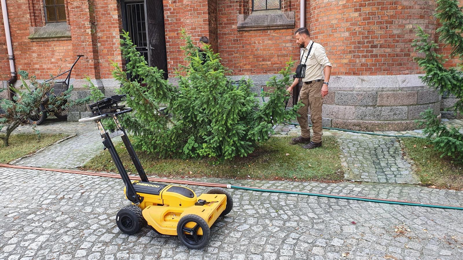 Leica DS2000 auf einem gepflasterten Hof bei Arbeiten für Misja Skarb