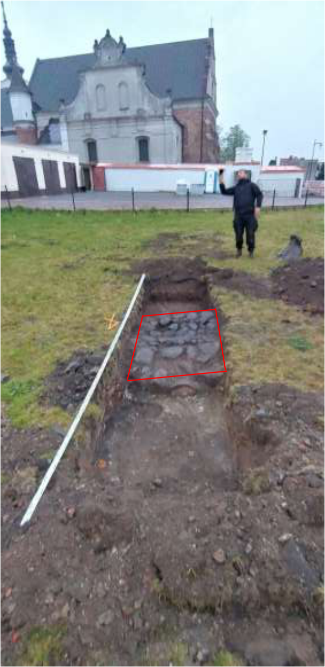 Nach einer Georadaruntersuchung in einer Sondierungsgrabung in Uniejów freigelegte Steinmauer